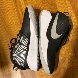 Nike Men's Black & White Low-Top Basketball Sneakers